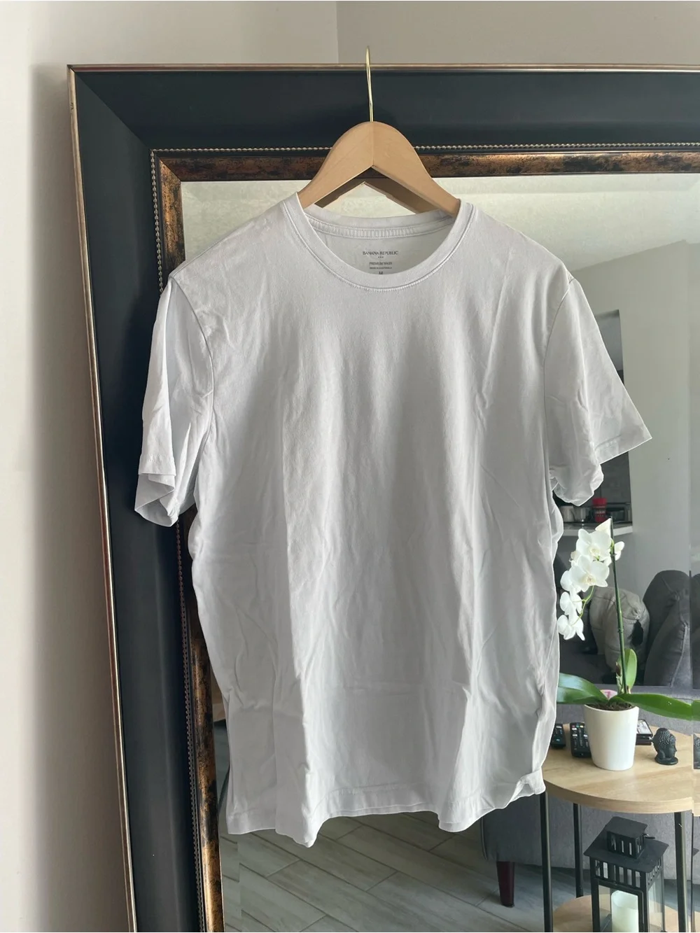 Banana Republic Men’s Premium Wash Classic White Crewneck T-Shirt – Size Medium